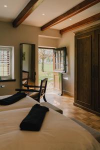 1 Schlafzimmer mit 2 Betten und einem großen Fenster in der Unterkunft Blaauwklippen Manor by NEWMARK in Stellenbosch