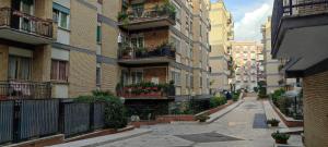een lege straat in een stad met gebouwen bij Tra le antiche mura e Garbatella in Rome