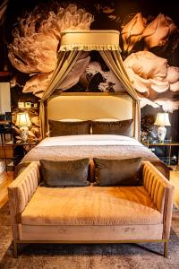 Blaauwklippen Manor by NEWMARK في ستيلينبوش: سرير مع مظلة في الغرفة