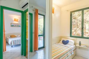 Pokój z 2 łóżkami i oknem w obiekcie Camping Village Rosselba Le Palme w mieście Portoferraio +37 zdjęć