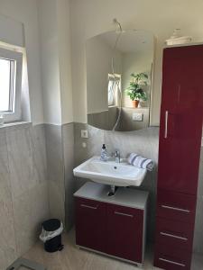 Ένα μπάνιο στο Ferienhaus Weitblick Sankt Wendel +43 φωτογραφίες