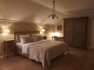 um quarto com uma cama grande e uma mesa em B&B Asmara em Maasmechelen