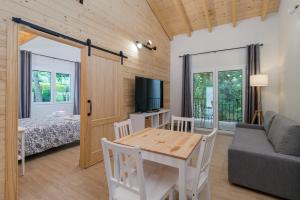 - un salon avec une table et un canapé dans l'établissement Apartamentos El Bosque De Cubas, à Cubas