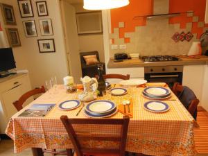 uma mesa de jantar com uma toalha de mesa em AVD - La Nuova Casa di Nonna em Udine