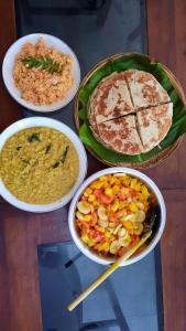 cztery miski różnych rodzajów żywności na stole w obiekcie Freedom House Hiriketiya w mieście Dickwella