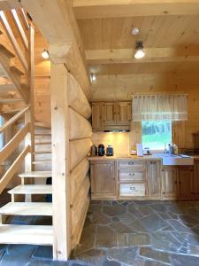 una cocina con escalera en una cabaña de madera en Jurkowa Wola, en Jureczkowa