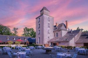 una recepción de boda en un castillo con mesas blancas en Relais Des Landes en Ouchamps