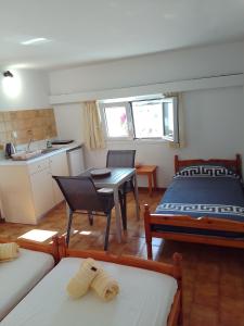 Posteľ alebo postele v izbe v ubytovaní Samos Rooms