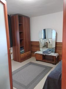 una camera con specchio, cassettiera e letto di Káli Apartman a Bakonybél