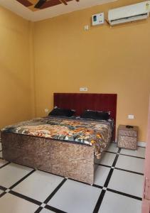 1 dormitorio con 1 cama en una habitación en Panipat Town House panipath en Pānīpat