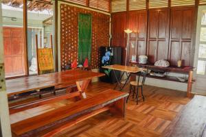 una camera con pareti in legno, panca e tavolo di Momos Surf Shack a Salul