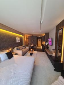 Giường trong phòng chung tại WOODSIDE - Luxury Apartment & SPA +33 ảnh