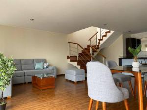 sala de estar con sofá, mesa y escaleras en 2.1.1.0 Miraflores #1004 - Luxury Room en Lima