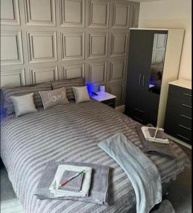 Tempat tidur dalam kamar di SEA VIEW Apartment Large Balcony Whirlpool Bath 2 Bedrooms SKY GLASS TV