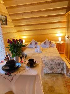 Ένα ή περισσότερα κρεβάτια σε δωμάτιο στο Willa Anna Bukowina & Spa +44 φωτογραφίες