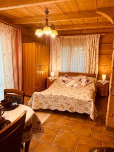 Ένα ή περισσότερα κρεβάτια σε δωμάτιο στο Willa Anna Bukowina & Spa