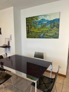 biurko w pokoju z obrazem na ścianie w obiekcie Affittacamere La Casa Gialla w mieście Remanzacco