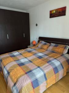 1 dormitorio con 1 cama con una manta colorida en Affittacamere La Casa Gialla, en Remanzacco