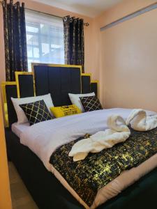 Ein Bett oder Betten in einem Zimmer der Unterkunft G&G Executive Homes Pipeline Nakuru