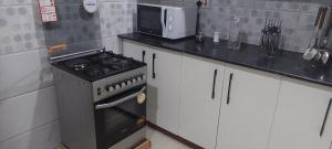 Kuchyň nebo kuchyňský kout v ubytování Sami BnB - Apt 03 Makongo after Mlimani City