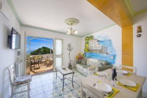ein Wohnzimmer mit einem Tisch und einem Sofa in der Unterkunft Casa Mary in Amalfi