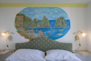 ein Schlafzimmer mit einem Gemälde an der Wand über einem Bett in der Unterkunft Casa Mary in Amalfi