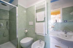 ein Badezimmer mit Toilette, Waschbecken und Dusche in der Unterkunft Casa Mary in Amalfi + 19 Fotos