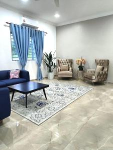uma sala de estar com um sofá, cadeiras e uma mesa em Homestay Taiping Holiday FamilyDay Please Chat First Before Booking em Kamunting