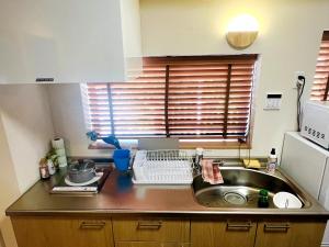 鶴橋駅 新和風3部屋 2階貸切 浴室素敵 天然温泉徒歩4分 クイーンサイズベットあり ゆったり寝れる tesisinde mutfak veya mini mutfak