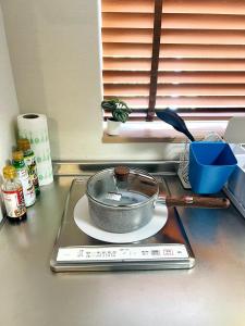 鶴橋駅 新和風3部屋 2階貸切 浴室素敵 天然温泉徒歩4分 クイーンサイズベットあり ゆったり寝れる tesisinde mutfak veya mini mutfak