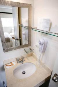 y baño con lavabo y secador de pelo. en 2.1.1.0 Miraflores #1004 - Luxury Room en Lima