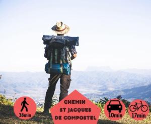 un homme avec un sac à dos debout au sommet d'une montagne dans l'établissement La Gaieté - Meilleurhote-Brioude, à Brioude