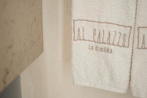 Una toalla blanca con la palabra al ahamed en ella en AL PALAZZO La Dimora by Apulia Hospitality, en Fasano