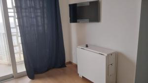 Cette chambre dispose d'une télévision, d'un radiateur et d'une fenêtre. dans l'établissement Casa Amisano, à Laigueglia