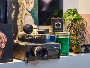 een camera op een tafel met andere items bij Novotel Paris Rueil Malmaison in Rueil-Malmaison