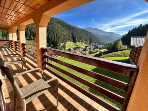 balcón con sillas y vistas a las montañas en Matei Moieciu De Sus, en Moieciu de Sus