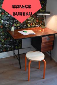 un escritorio con una silla y un escritorio con un cartel en La Gaieté - Meilleurhote-Brioude, en Brioude
