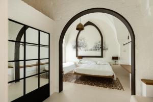Un pat sau paturi într-o cameră la AL PALAZZO La Dimora by Apulia Hospitality