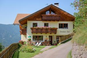 a house with a balcony on a mountain at Veraltenhof Agriturismo B&B in Tires