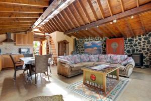 a living room with a couch and a table at Casa Verde in Teguise