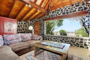a living room with a couch and a table at Casa Verde in Teguise