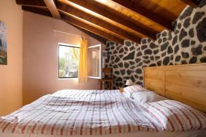 a bedroom with a large bed with a window at Casa Verde in Teguise