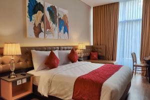 Rúm í herbergi á Ramada by Wyndham Yogyakarta