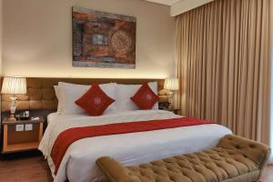 Rúm í herbergi á Ramada by Wyndham Yogyakarta