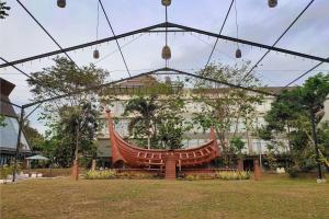 Garður fyrir utan Ramada by Wyndham Yogyakarta