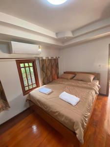 Postel nebo postele na pokoji v ubytování Sappermpool Guest House เรือนภูผา
