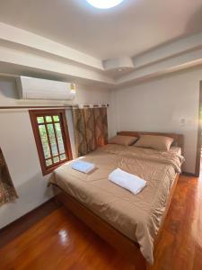 Postel nebo postele na pokoji v ubytování Sappermpool Guest House เรือนภูผา