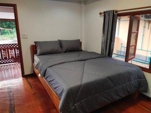 Postel nebo postele na pokoji v ubytování Sappermpool Guest House เรือนภูผา