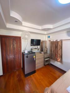 TV a/nebo společenská místnost v ubytování Sappermpool Guest House เรือนภูผา