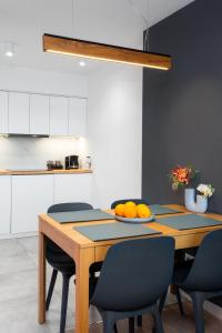 una cucina con un tavolo con un piatto di frutta sopra di Kairos Apartments - Central - parking, ścisłe centrum, 20 piętro, klimatyzacja a Katowice